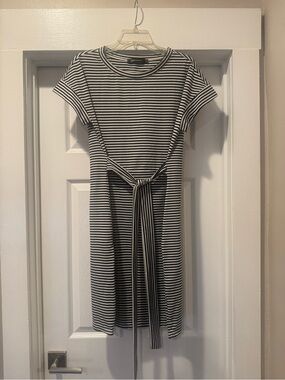 Striped Tie-Waist Short Sleeve Dress - Black & White